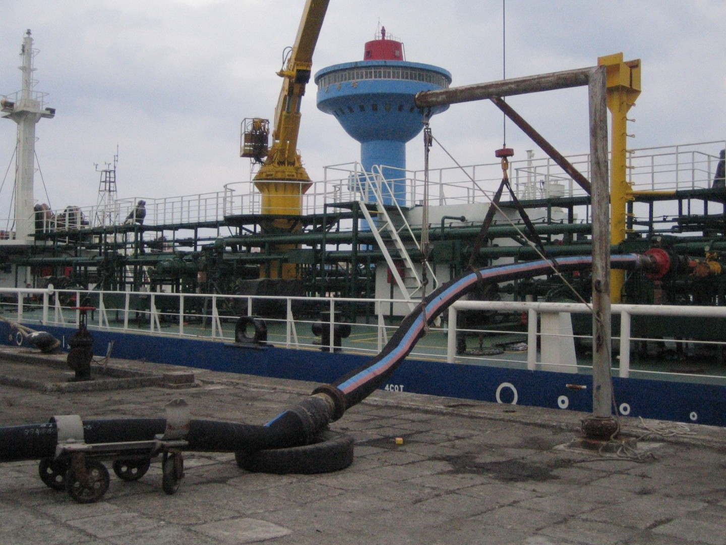 Pipeline - oil company tanker unloading  輸油管-中油公司油輪卸油